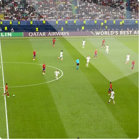 Football player scanning the field — Perception Phase